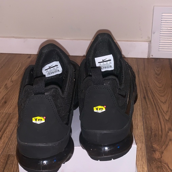 size 12 NIKE AIR VAPORMAX PLUS BLACK / BLACK - DARK GREY - Picture 2 of 8